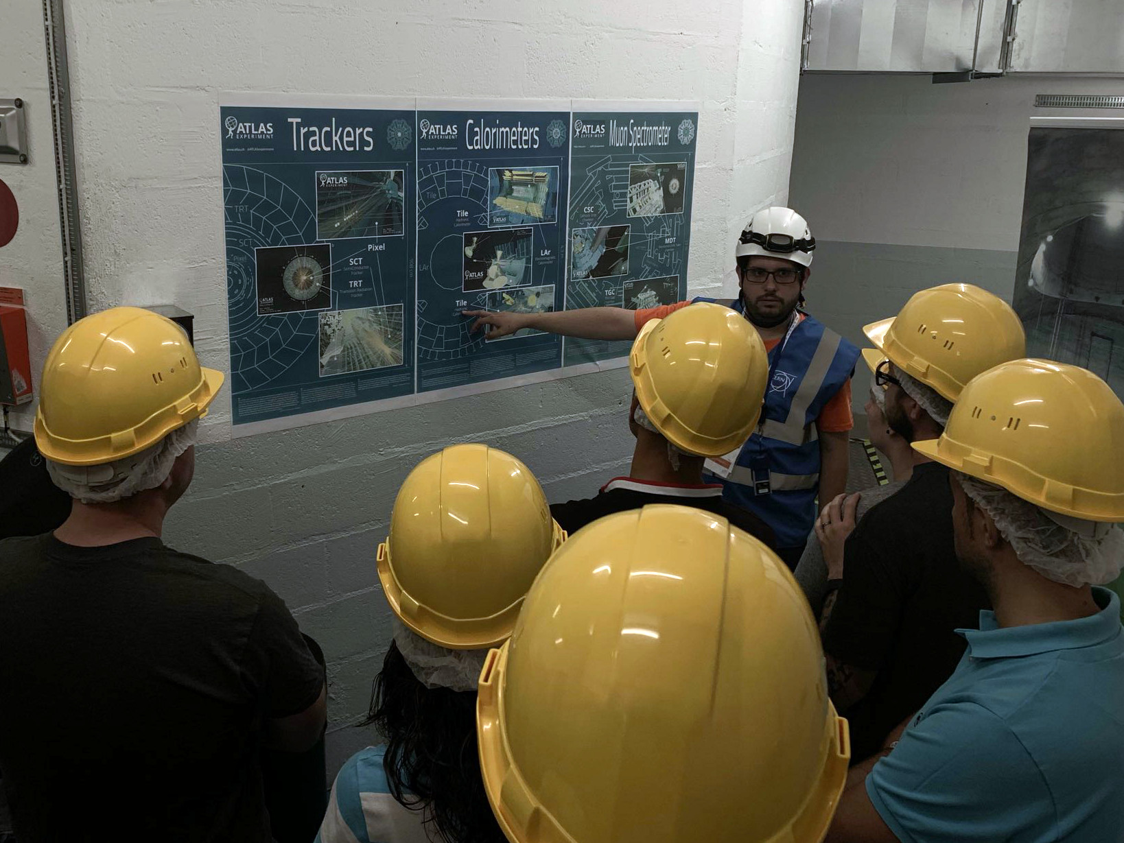 Ximo Poveda durante una  visita guiada al experimento ATLAS en la jornada de puertas abiertas del  CERN (Septiembre 2019). R. Polifka