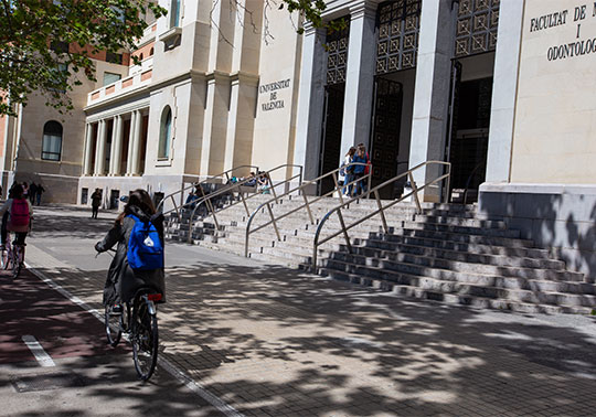 Façana de la Facultat de Medicina i Odontologia. Bicis