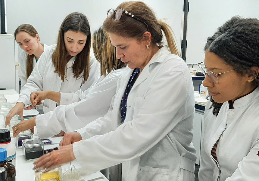 women researchers to the lab