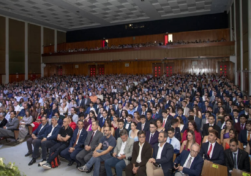 La Escola Tècnica Superior de Ingeniería de la Universitat de València (ETSE-UV) ha celebrado su acto de graduación del curso 2022-2023
