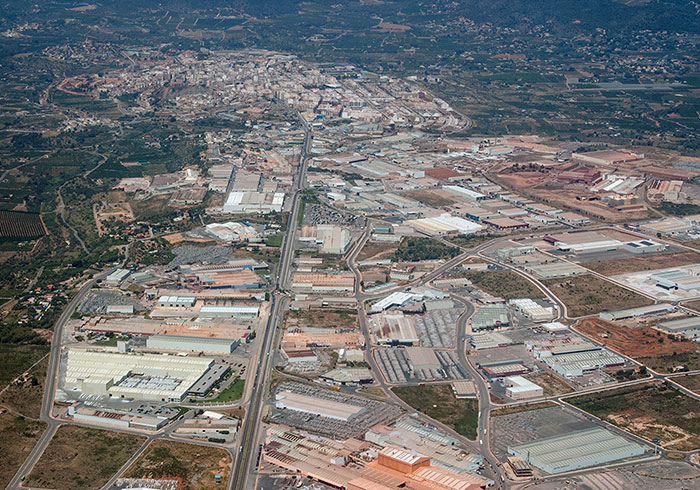 Vista aèria del municipi d’Onda i dels polígons industrials de la Plana.