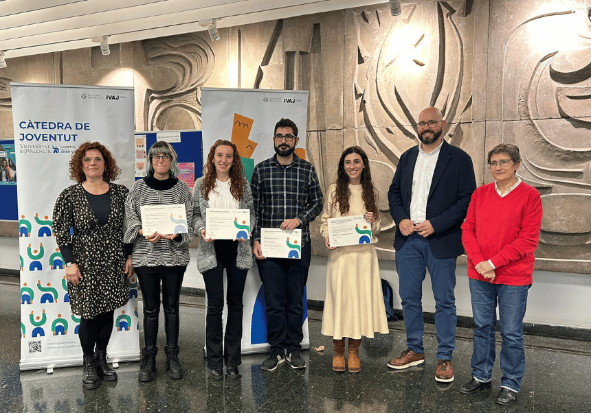 Paz Viguer, directora de la Cátedra; Rosat Donat Beneito, Vicerrectora de Innovación y Transferencia de la UV. Entre medias, las personas galardonadas y Vicent Ripoll Gimeno..