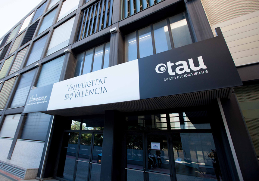 Façana de l'edifici del TAU UV.