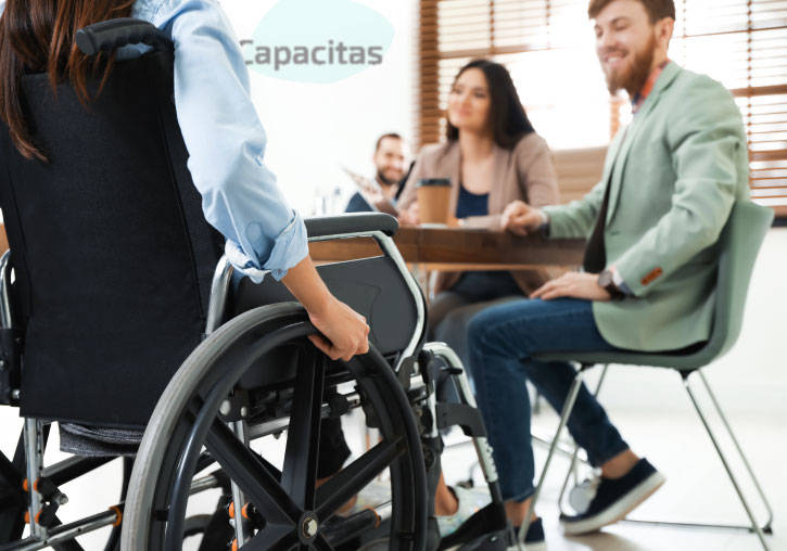 Una mujer con discapacidad participa en una entrevista de trabajo.