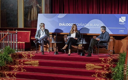 Javier Gomá, Paula Sánchez i Ernesto Caballero al Paranimf.