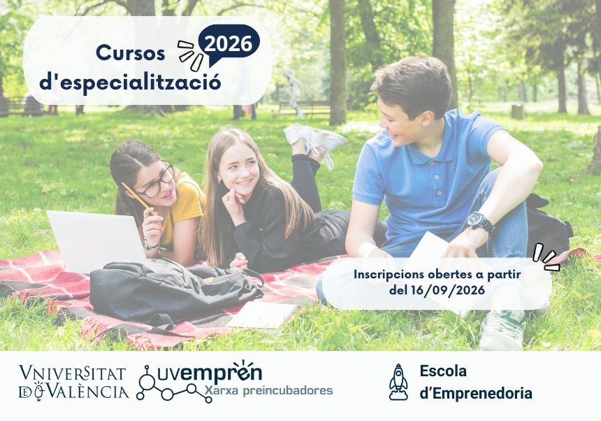 Estudiantes sentados en el parque