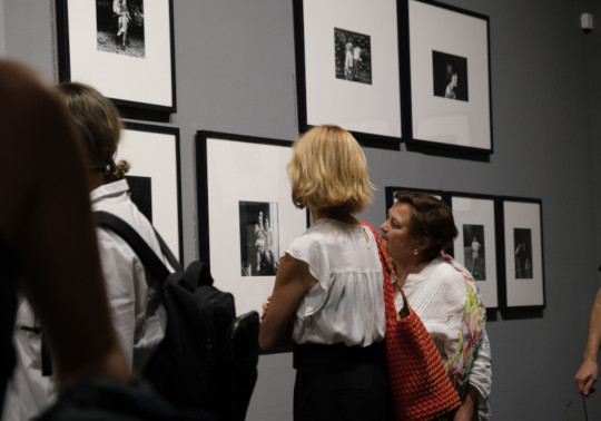 Unas mujeres contemplan la exposición sobre Gabriel Cualladó en La Nau.