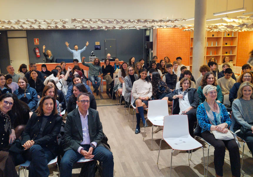 Autoridades, científicas, profesorado y alumnado, en el acto de 'De major vull ser com...'.