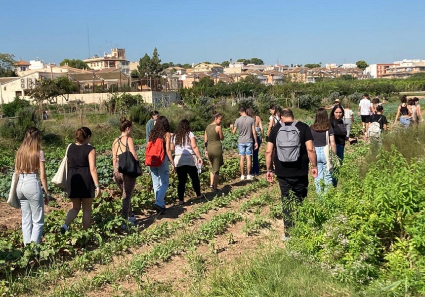 Personas andando por la huerta