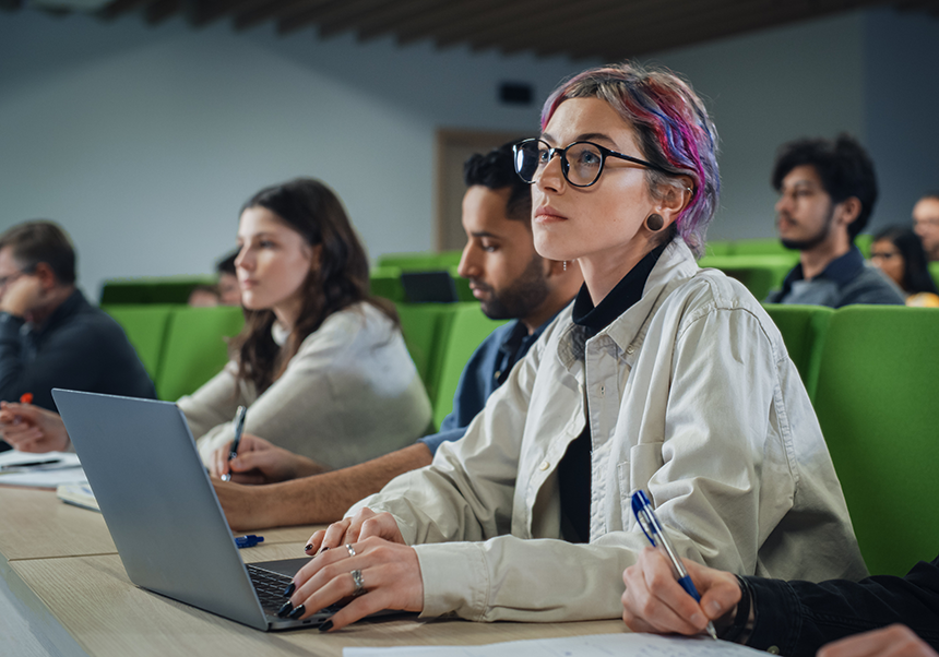 Estudiant amb ordinador en classe