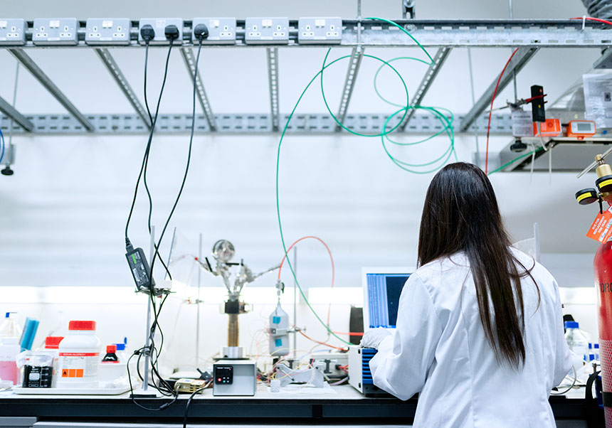 Investigadora en un laboratorio