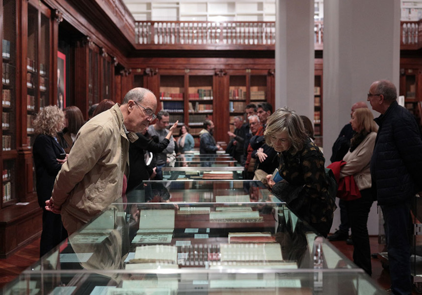 El público observa la exposición durante la inauguración en la Sala Duc de Calàbria.