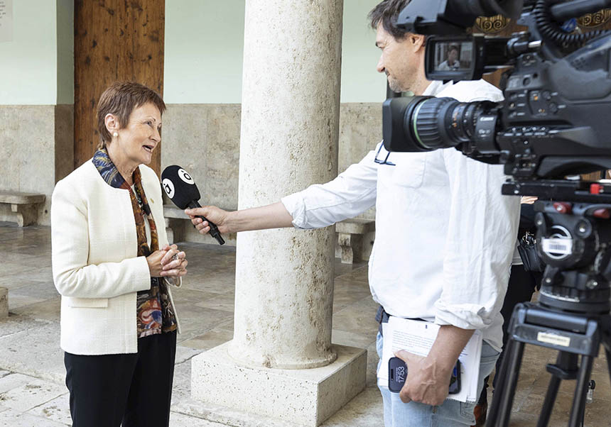 La rectora haciendo declaraciones a À Punt