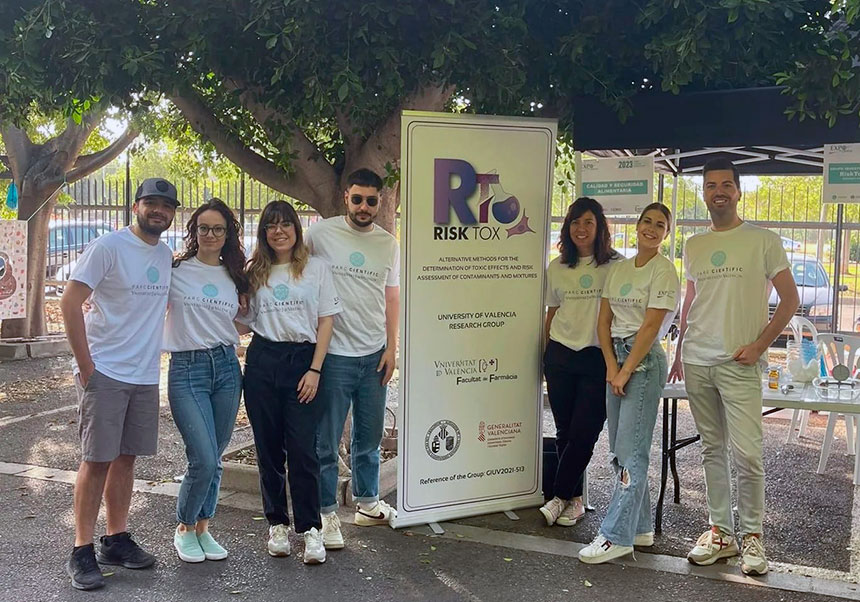 Personas al lado del cartel de Expociència