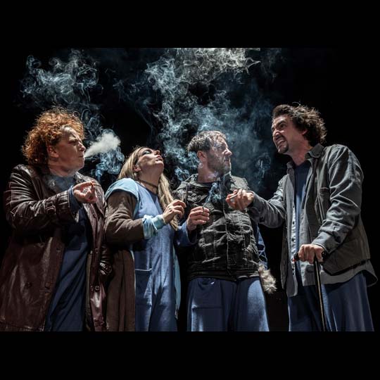 Cuatro personas fumando en el escenario