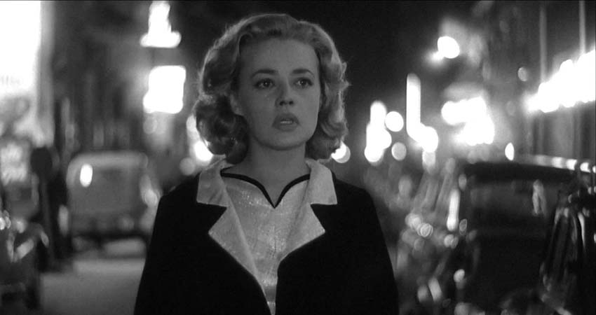 Una dona enmig del carrer