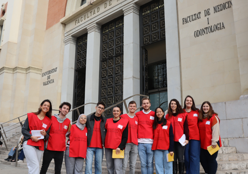 Guies Conèixer 2025 a la porta de la Facultat de Medicina i Odontologia