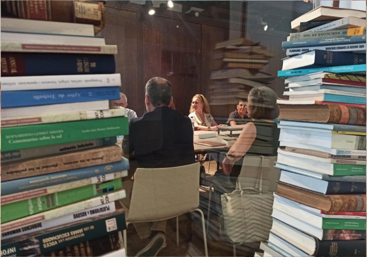 Grup de membres del Club a través d'un cristall