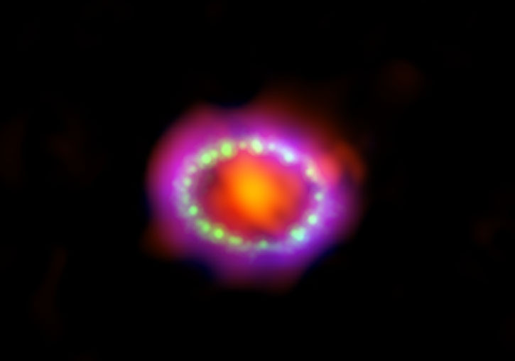 Astrónomos combinaron observaciones de tres observatorios diferentes para producir esta colorida imagen de múltiples longitudes de onda de los remanentes de la Supernova 1987 A.