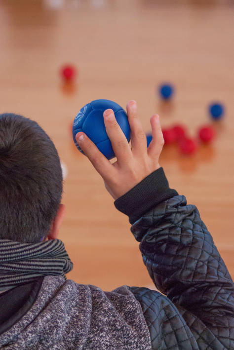 Detalle de un jugador de boccia.