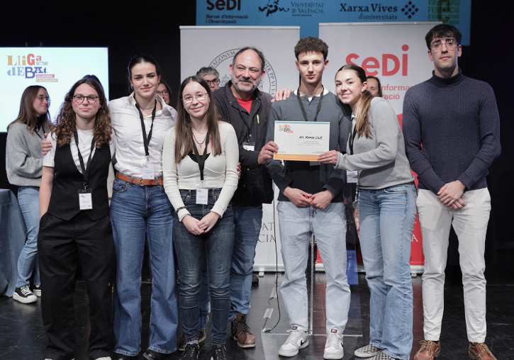 Momento de la entrega de premio al equipo ganador de la fase local de la Lliga de Debat de Secundària i Batxillerat – 2024 / E. Alapont
