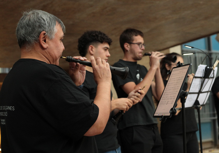Imagen del evento:Miembros de la Colla de Dolçaines i Percussió UV tocando la dolçaina durante una actuación