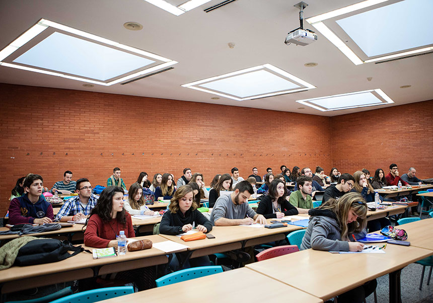 Gent en una classe