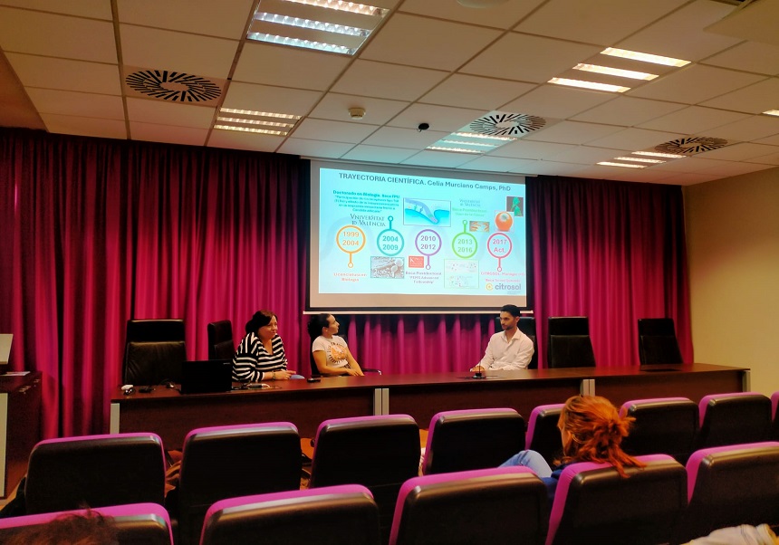 Mesa redonda con profesionales del sector de la biología