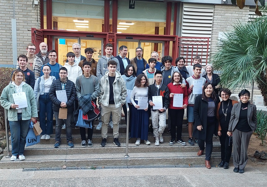 Awarded students and their teachers with de jury, at the Faculty of Physics of the University of Valencia.