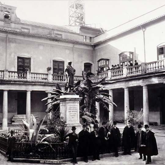 Foto estatua Joan Lluís Vives i gent al voltant