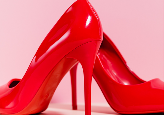Un par de zapatos rojos con tacón de aguja