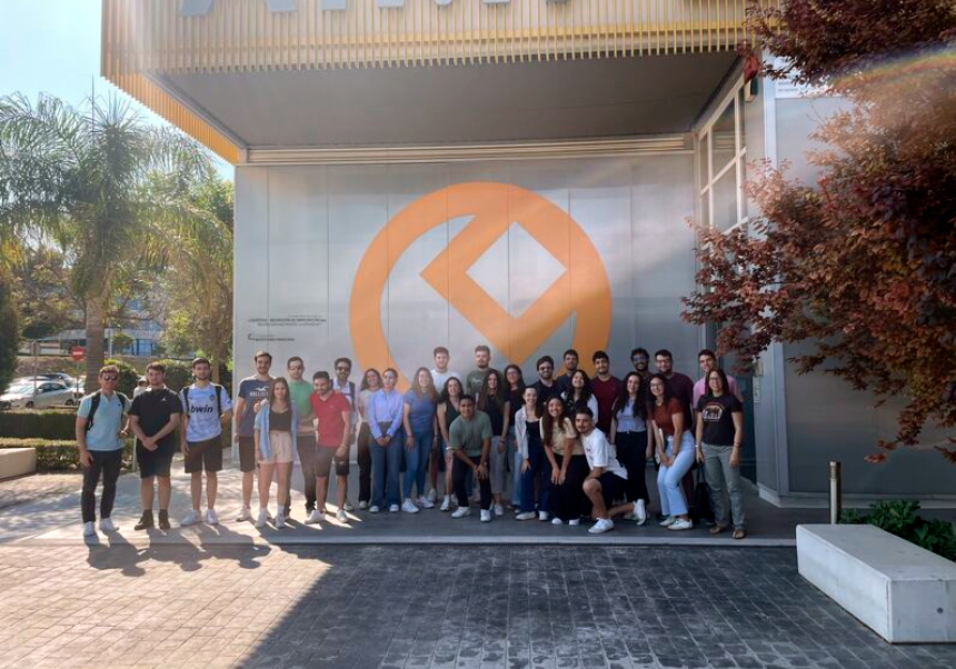 Foto de grupo de estudiantes e investigadores en AIMPLAS.