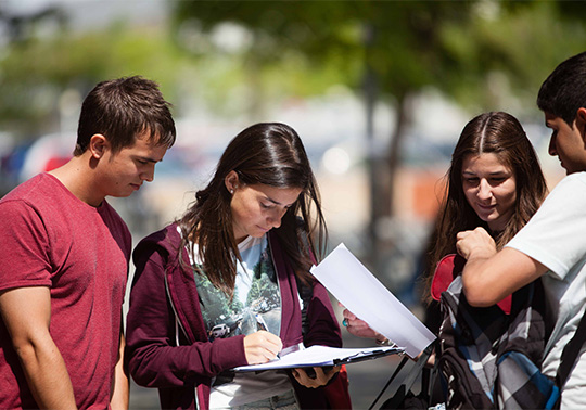 grup d'estudiants fent un examen