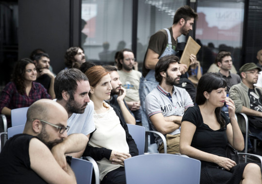 Públic en un debat a La Nau.