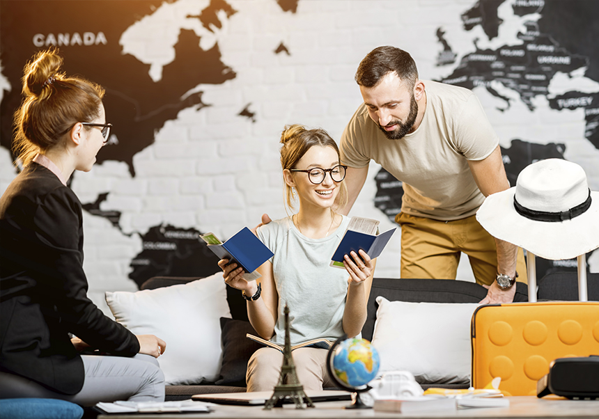 Personas en relación con una agencia de viaje.