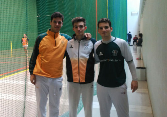 Tres membres de l'equip de la Universitat que va competir en el Zabalki a França.