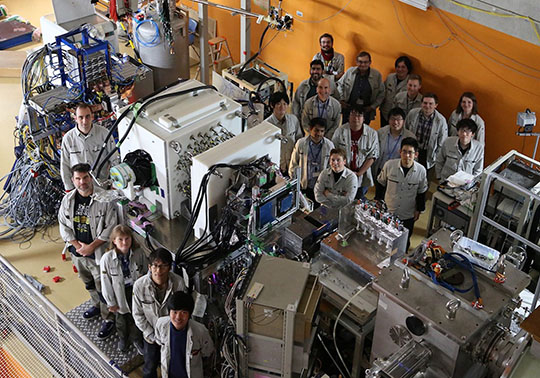 Los investigadores posan ante el experimento Briken
