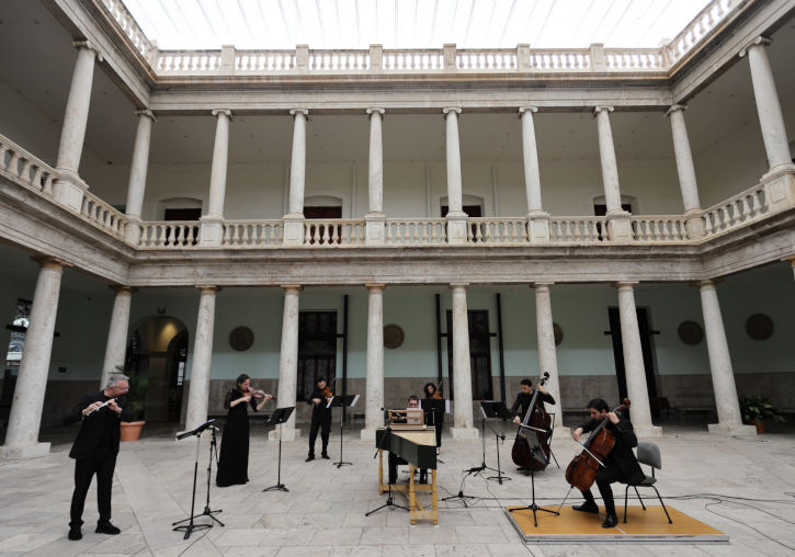 Un momento de la grabación del concierto de La Remembrança en el claustro de La Nau.