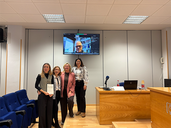 La doctora Paula von Polheim junt amb el tribunal de tesi