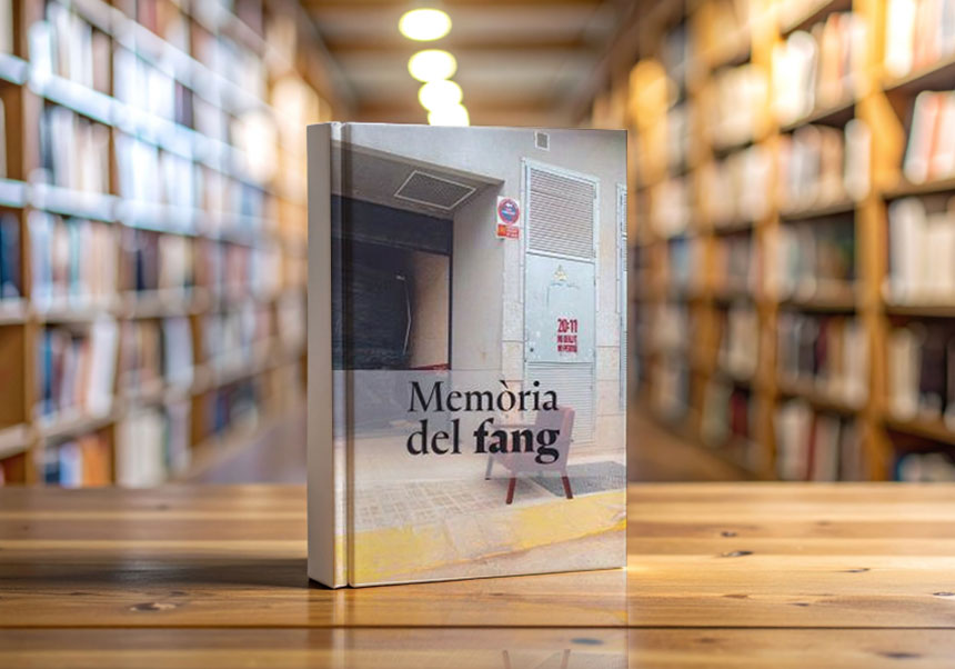 Portada del llibre 'La memòria del fang' sobre la taula d'una biblioteca