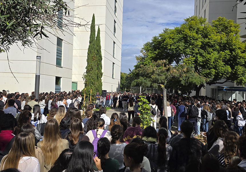 Minuto de silencio en el Campus dels Tarongers.