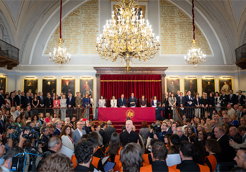 Presidència de l'acte mentre l'Orfeó interpreta el Gaudemus Igitur