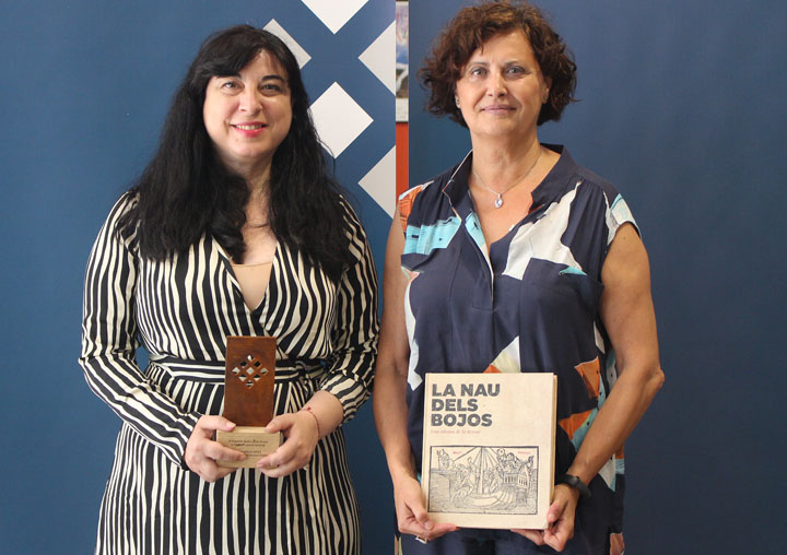 Ester Alba an Teresa Ferrer receiving the award.