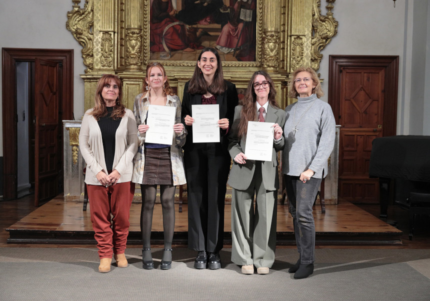Las premiadas con algunas de las integrantes de la comisión evaluadora.