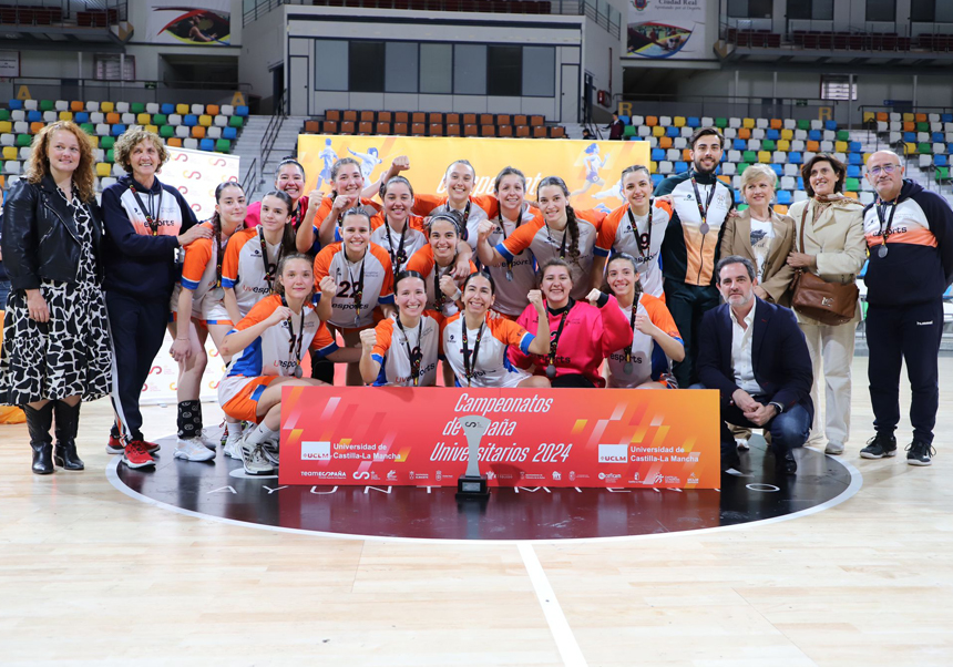 L'equip d'hanbol femení de la UV posa amb el seu trofeu.