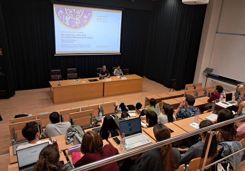 Un momento de la conferencia de Nando Cruz en la Palmireno de Geografia i Història. FOTOS: Observatori Cultural UV.