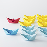Barcos de papel de colores