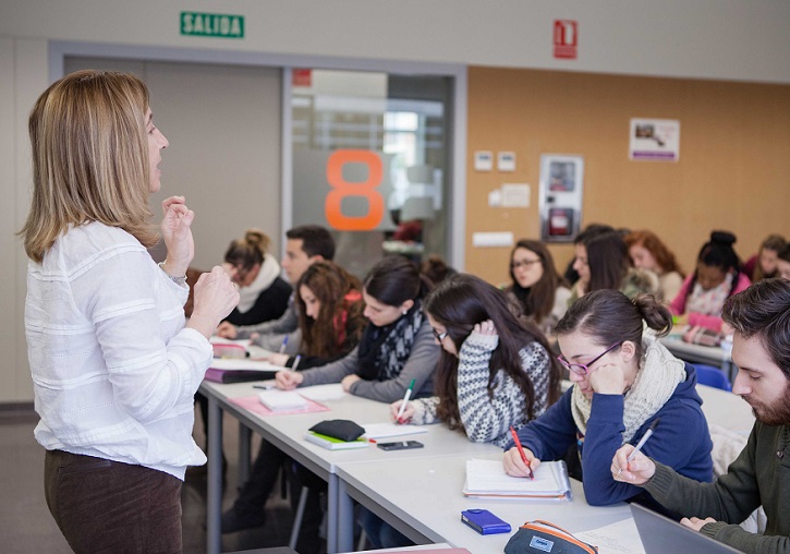 Professora de la Universitat de València durant una classe.