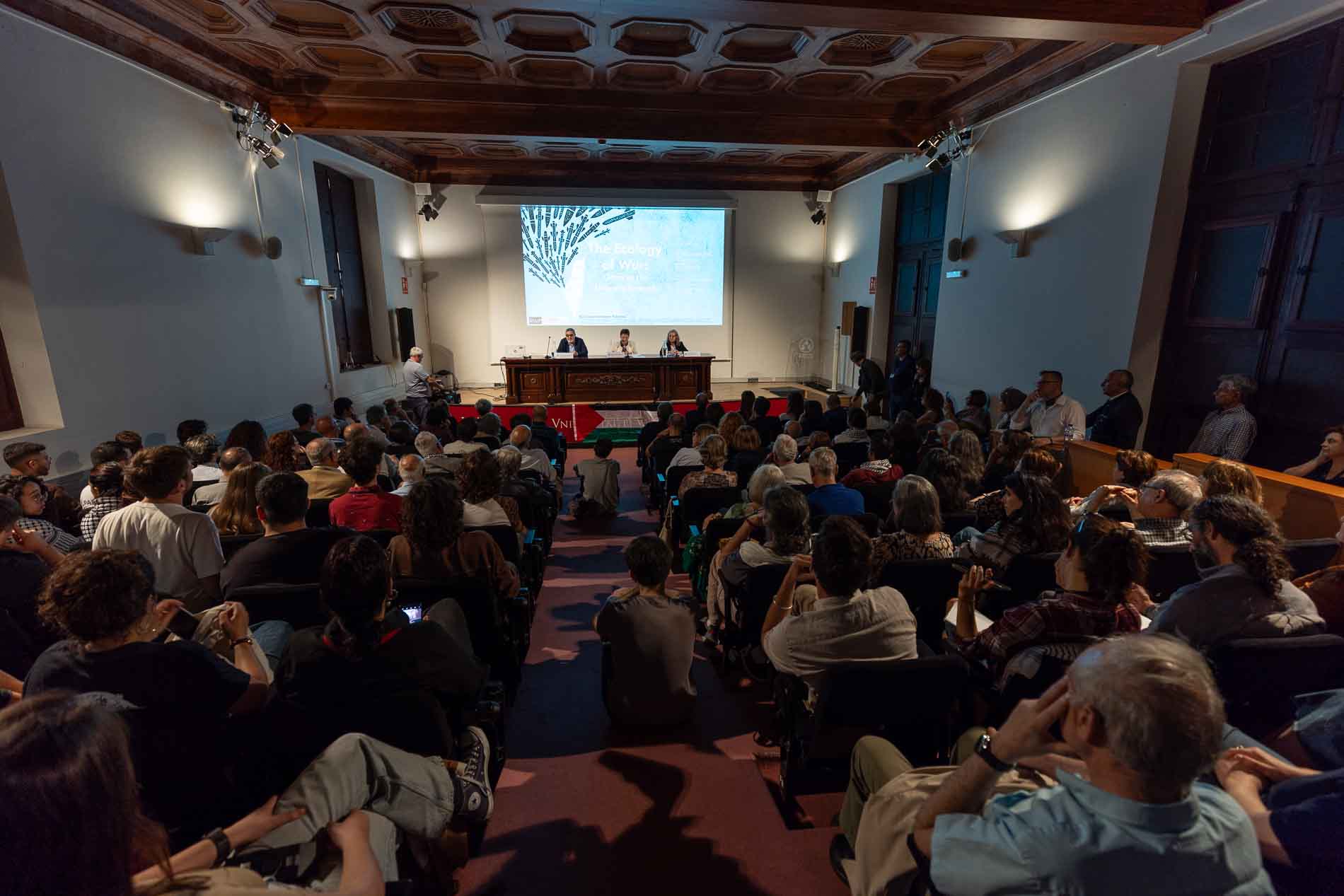 El cirurgià Ghassan Abu-Sittah va impartir la seua conferència a l'Aula Magna de la Universitat de València