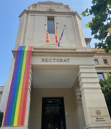Edificio de rectorado con la bandera del arcoiris